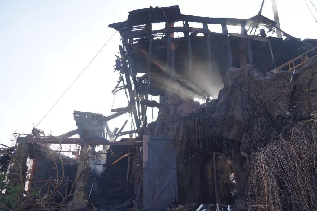 То, что осталось от гостиничного комплекса в Днепропетровске после вечернего удара и последующего пожара, который удалось потушить лишь к утру