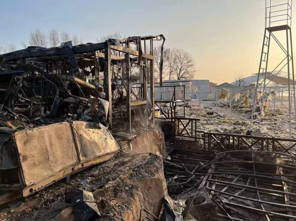 То, что осталось от гостиничного комплекса в Днепропетровске после вечернего удара и последующего пожара, который удалось потушить лишь к утру