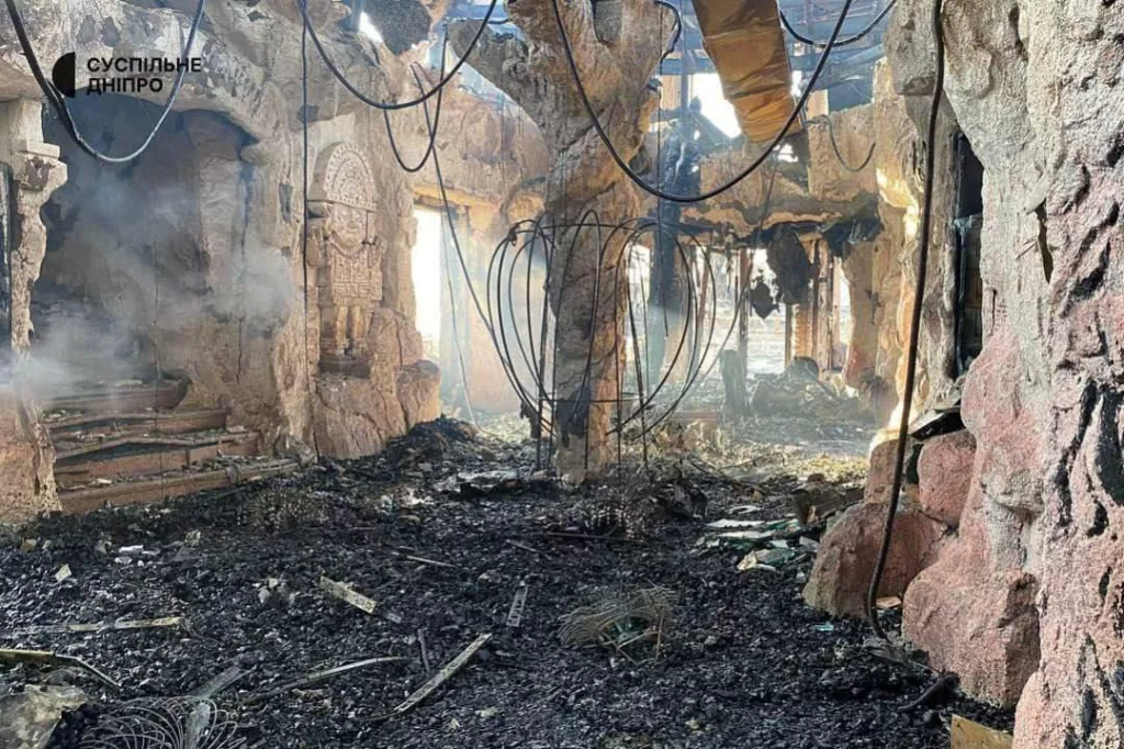 То, что осталось от гостиничного комплекса в Днепропетровске после вечернего удара и последующего пожара, который удалось потушить лишь к утру