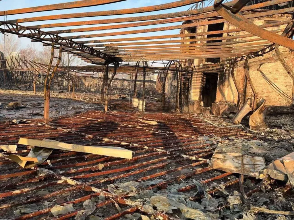 То, что осталось от гостиничного комплекса в Днепропетровске после вечернего удара и последующего пожара, который удалось потушить лишь к утру