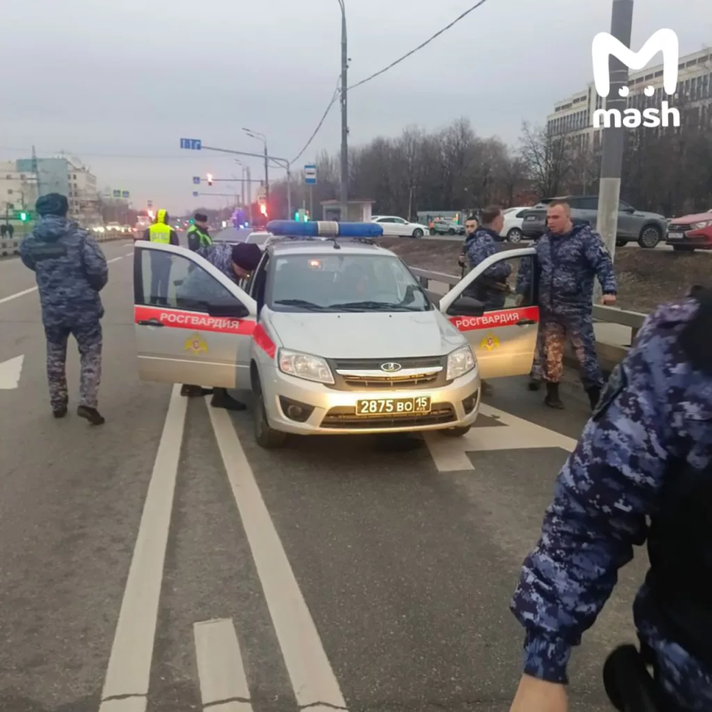 Неадекват угнал машину Росгвардии на Велозаводской улице в Москве