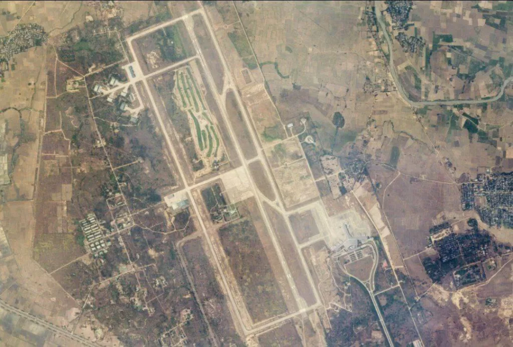 Спутниковое фото аэропорта в столице Мьянмы Нейпьидо: диспетчерская вышка рухнула в результате землетрясения