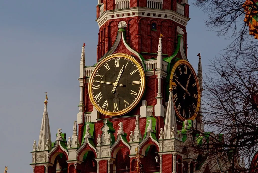 Россия, несмотря на отсутствие конкретики, продолжает работу с американской стороной по развитию двусторонних отношений и урегулированию украинского конфликта, сообщил Дмитрий Песков