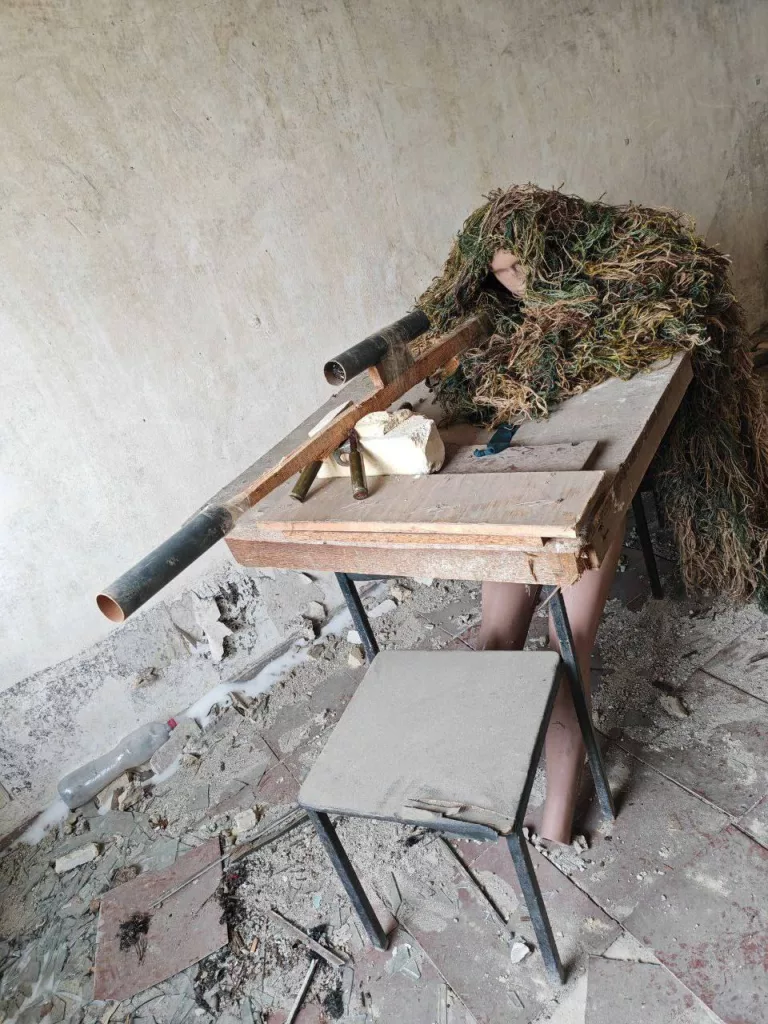 В полку необычных макетов прибыло - на этот раз в кадр попал макет российского снайпера