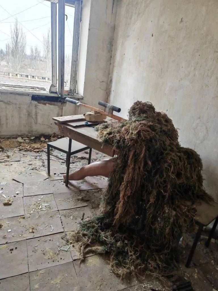 В полку необычных макетов прибыло - на этот раз в кадр попал макет российского снайпера