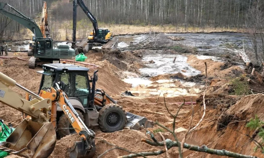 Литва. Трех американских солдат обнаружили мертвыми в бронетранспортере, который пропал в болоте на полигоне во время учений