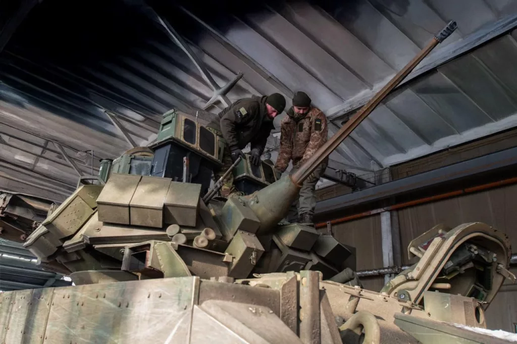 Противник заявляет, что ему удалось значительно увеличить темпы ремонта американских БМП M2A2 Bradley