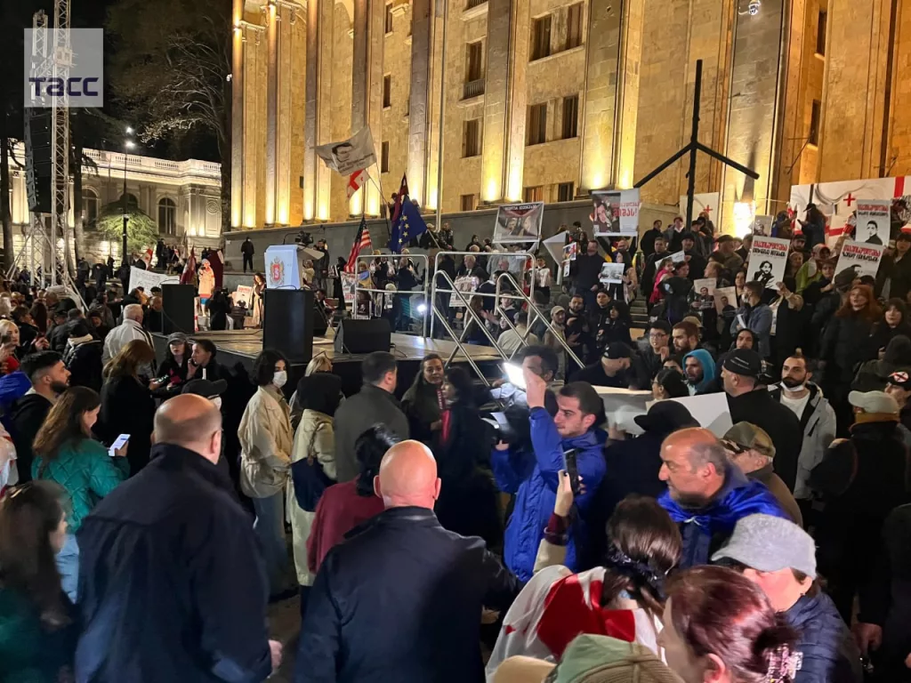 Оппозиция в Грузии проводит очередной большой митинг у здания парламента