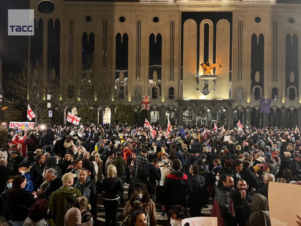Оппозиция в Грузии проводит очередной большой митинг у здания парламента