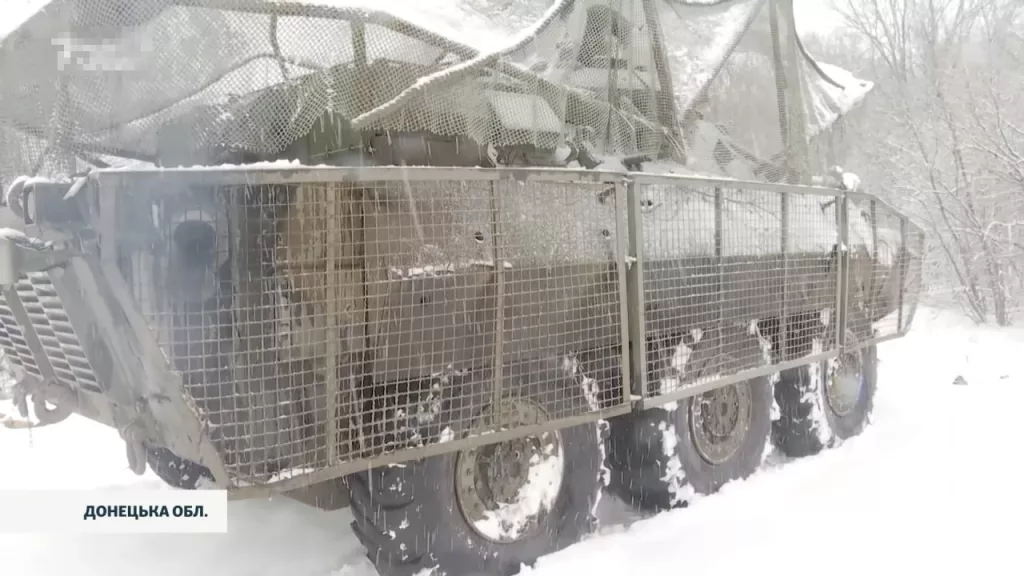 Французский AMX-10RCR с антидроновыми решетками и массивным козырьком из состава 155-й мехбригады ВСУ