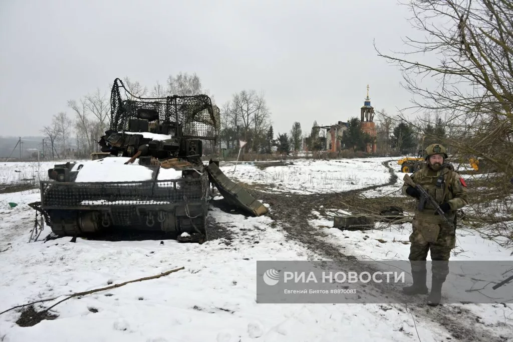 БМП M2A2 Bradley ODS-SA с ДЗ BRAT в селе Погребки Курской области, уничтоженная в начале января
