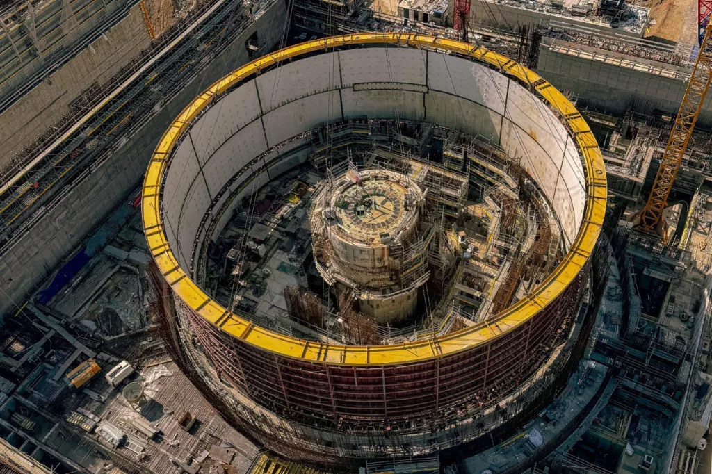 Установка второго яруса внутренней защитной оболочки здания реактора на 4-м энергоблоке АЭС «Аккую»