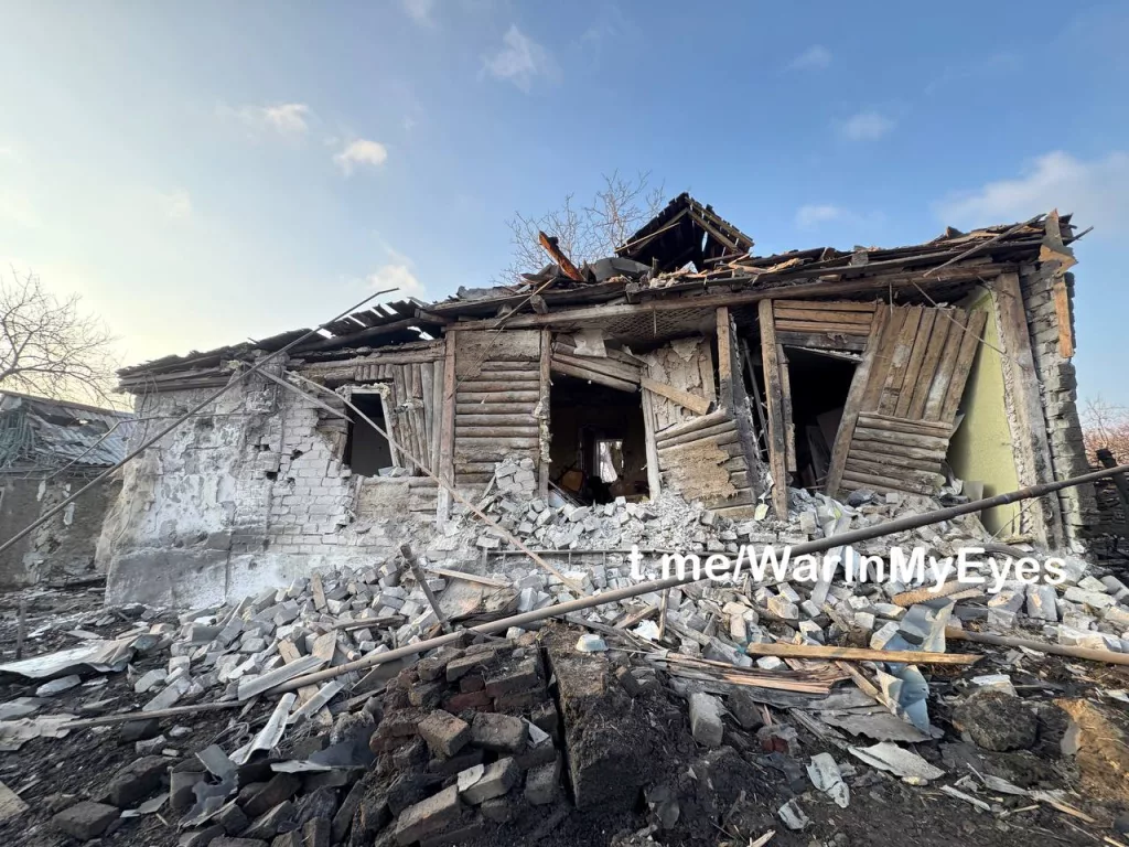 Последствия обстрела Енакиево, поселок Карло-Марксово. Ранения получили женщина с ребенком