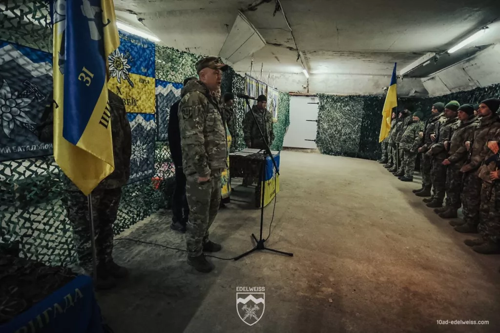 Первые 18-24 летние украинцы, подписавшие контракт на новых условиях с 10-й отдельной горно-штурмовой бригадой ВСУ