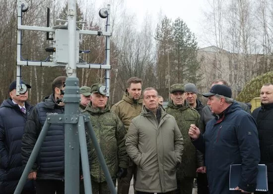 Заместитель председателя Совета безопасности Российской Федерации Дмитрий Медведев ознакомился с разработкой лазерного оружия и другими средствами борьбы с БПЛА