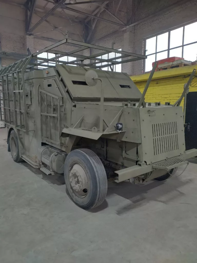 Инкассаторский бронефургон International 4700 Armored Truck, переделанный волонтерами в бронеавтомобиль для нужд российской армии