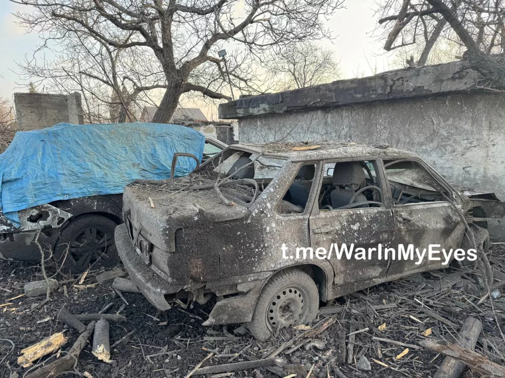 Последствия обстрела Енакиево, поселок Карло-Марксово. Ранения получили женщина с ребенком