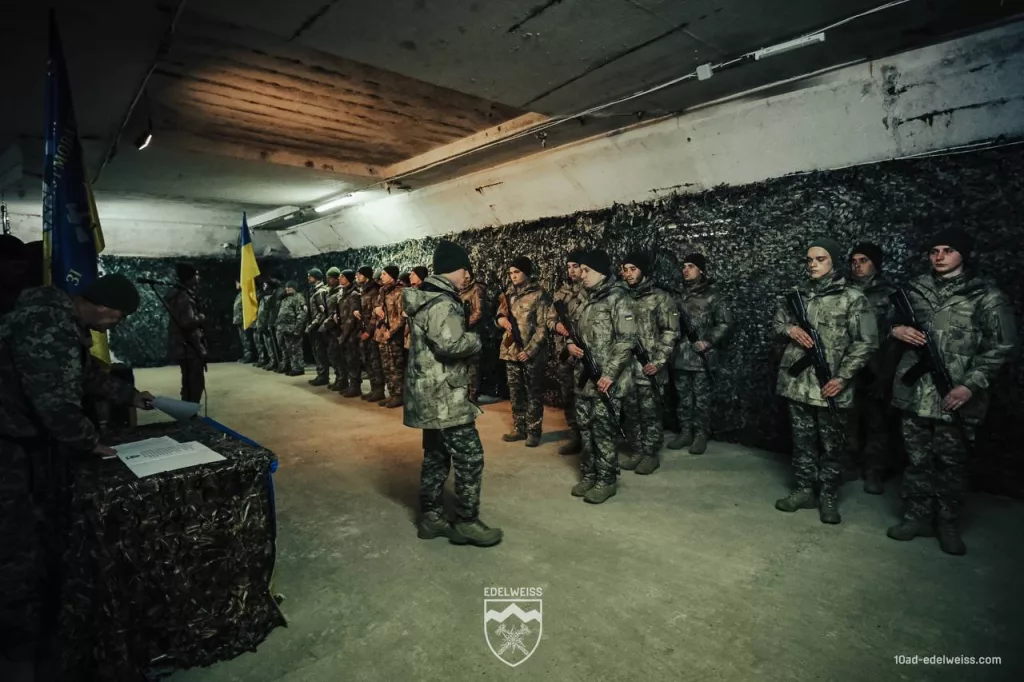 Первые 18-24 летние украинцы, подписавшие контракт на новых условиях с 10-й отдельной горно-штурмовой бригадой ВСУ