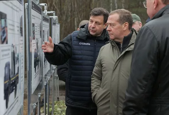 Заместитель председателя Совета безопасности Российской Федерации Дмитрий Медведев ознакомился с разработкой лазерного оружия и другими средствами борьбы с БПЛА