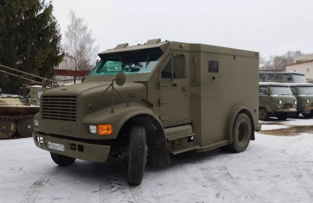 Инкассаторский бронефургон International 4700 Armored Truck, переделанный волонтерами в бронеавтомобиль для нужд российской армии