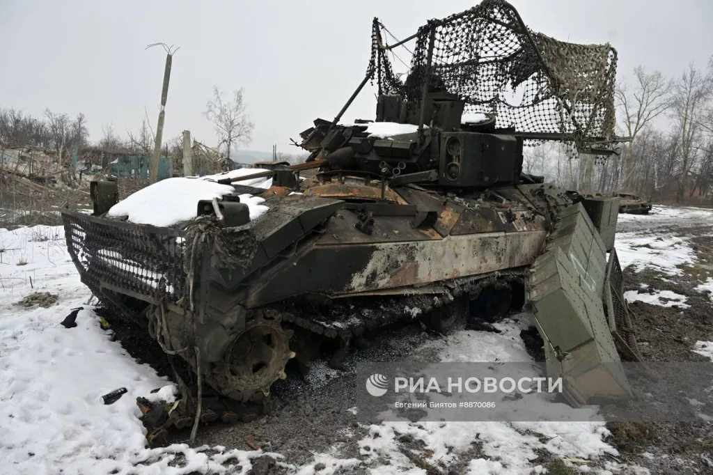 БМП M2A2 Bradley ODS-SA с ДЗ BRAT в селе Погребки Курской области, уничтоженная в начале января