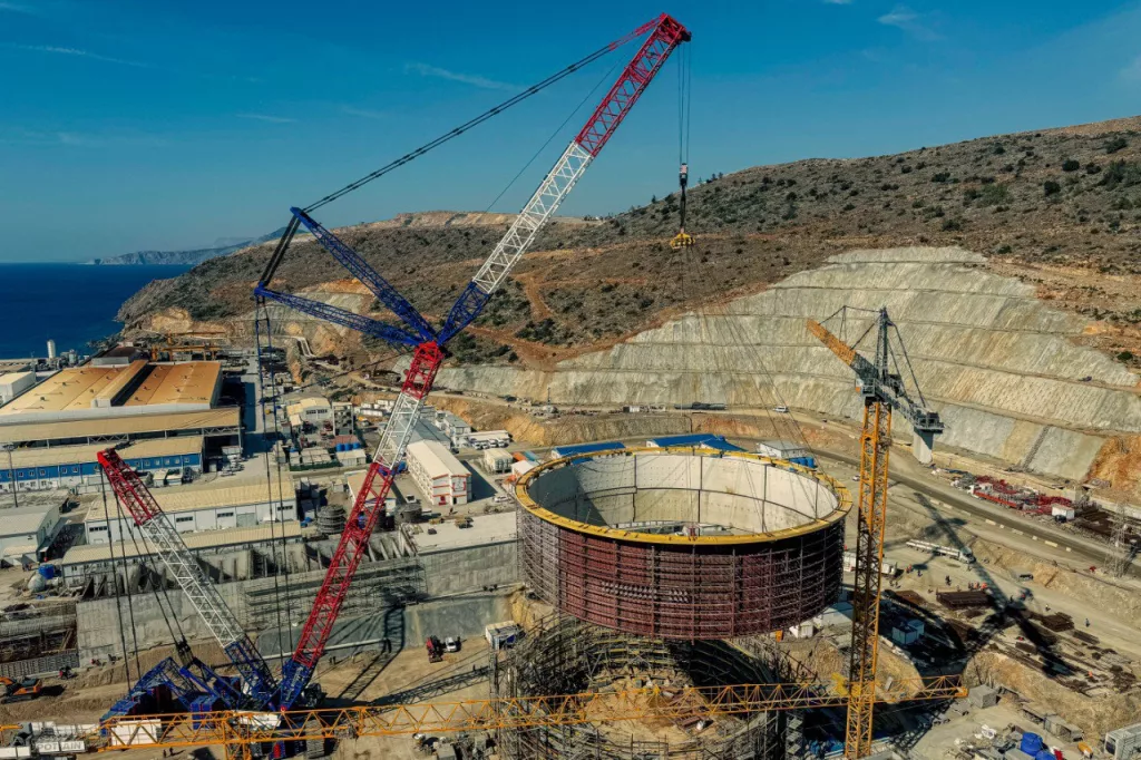 Установка второго яруса внутренней защитной оболочки здания реактора на 4-м энергоблоке АЭС «Аккую»