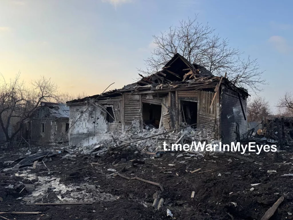 Последствия обстрела Енакиево, поселок Карло-Марксово. Ранения получили женщина с ребенком