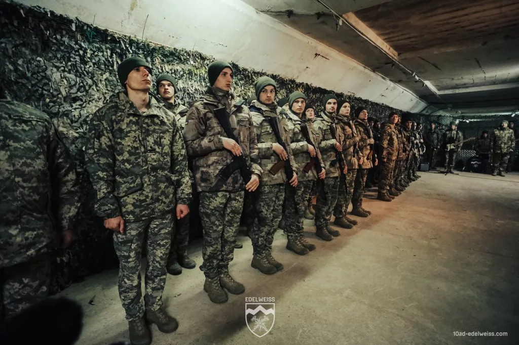 Первые 18-24 летние украинцы, подписавшие контракт на новых условиях с 10-й отдельной горно-штурмовой бригадой ВСУ