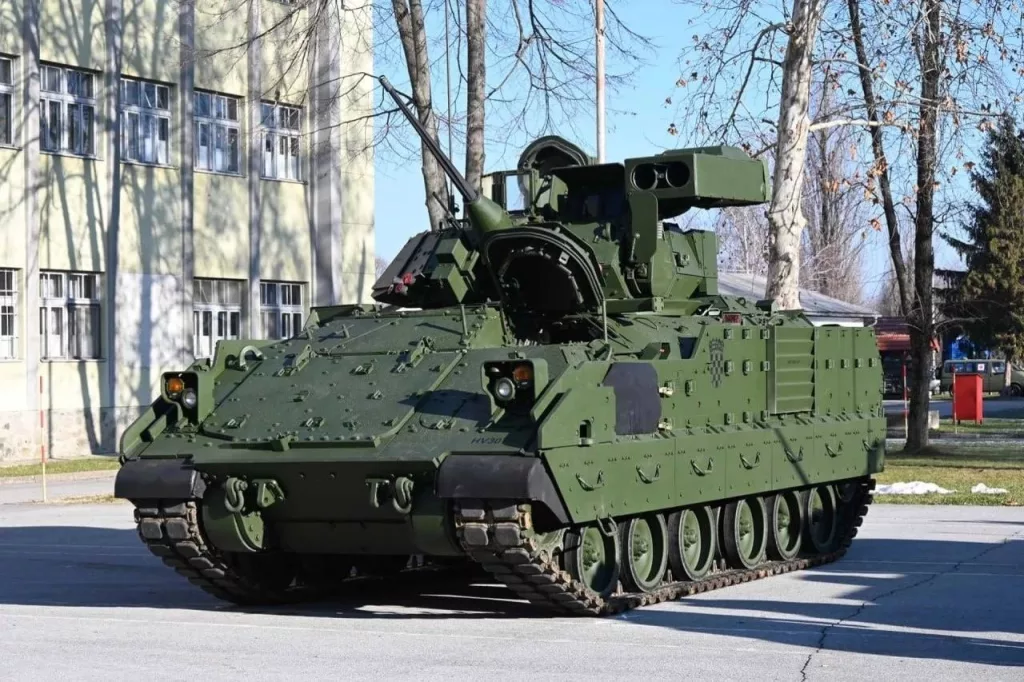 Кадры с ночными стрельбами недавно полученных М2A2 ODS Bradley ВС Хорватии