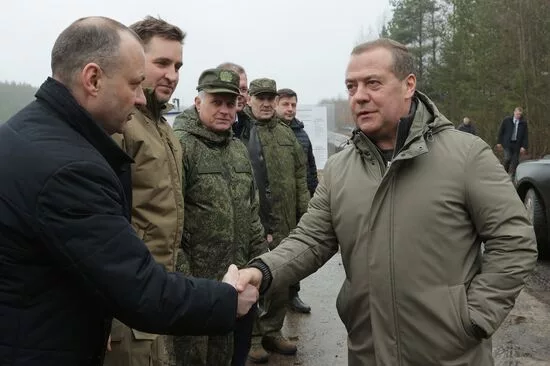 Заместитель председателя Совета безопасности Российской Федерации Дмитрий Медведев ознакомился с разработкой лазерного оружия и другими средствами борьбы с БПЛА