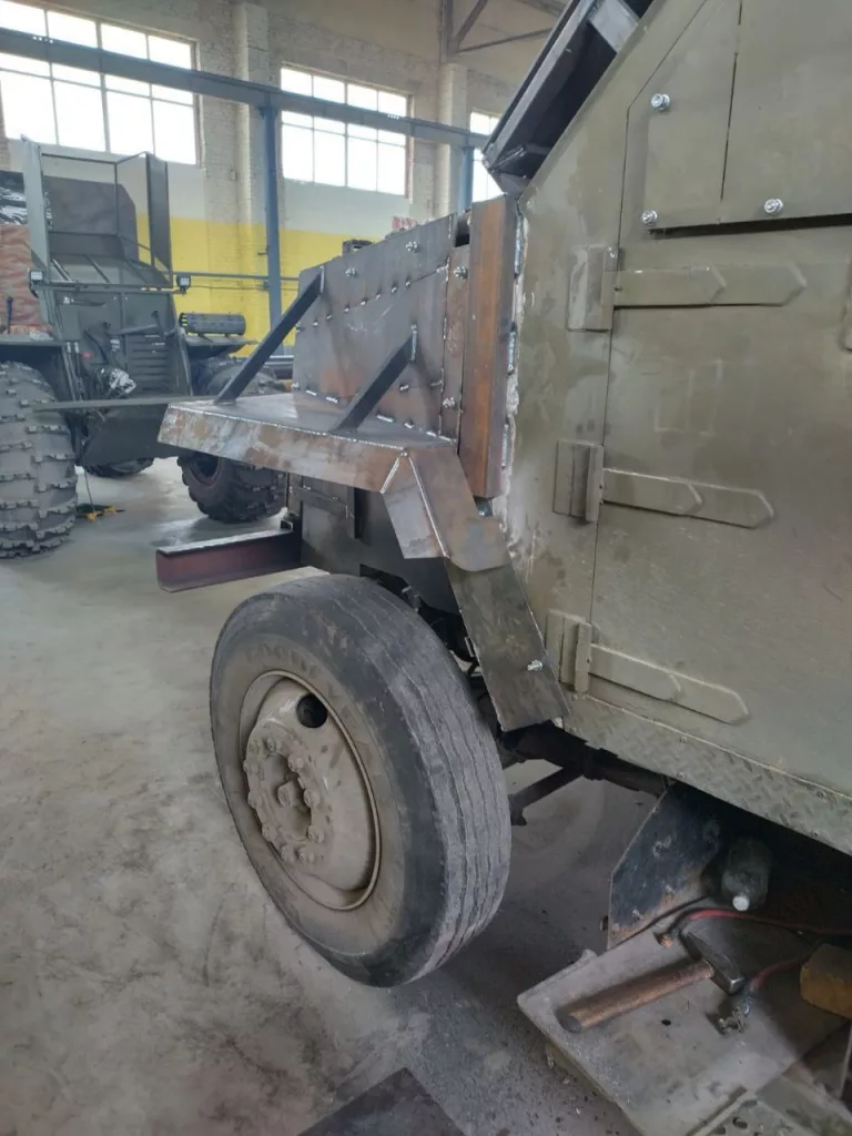 Инкассаторский бронефургон International 4700 Armored Truck, переделанный волонтерами в бронеавтомобиль для нужд российской армии