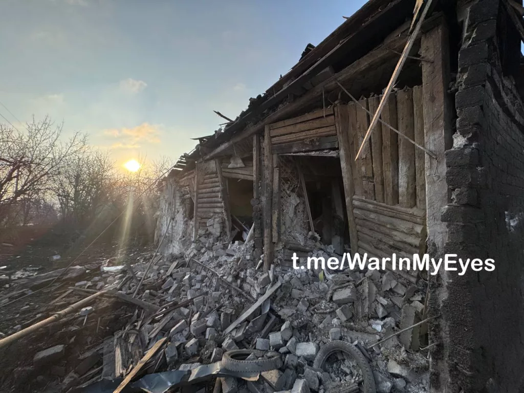 Последствия обстрела Енакиево, поселок Карло-Марксово. Ранения получили женщина с ребенком