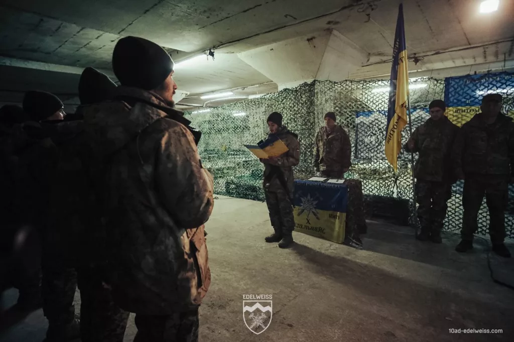 Первые 18-24 летние украинцы, подписавшие контракт на новых условиях с 10-й отдельной горно-штурмовой бригадой ВСУ