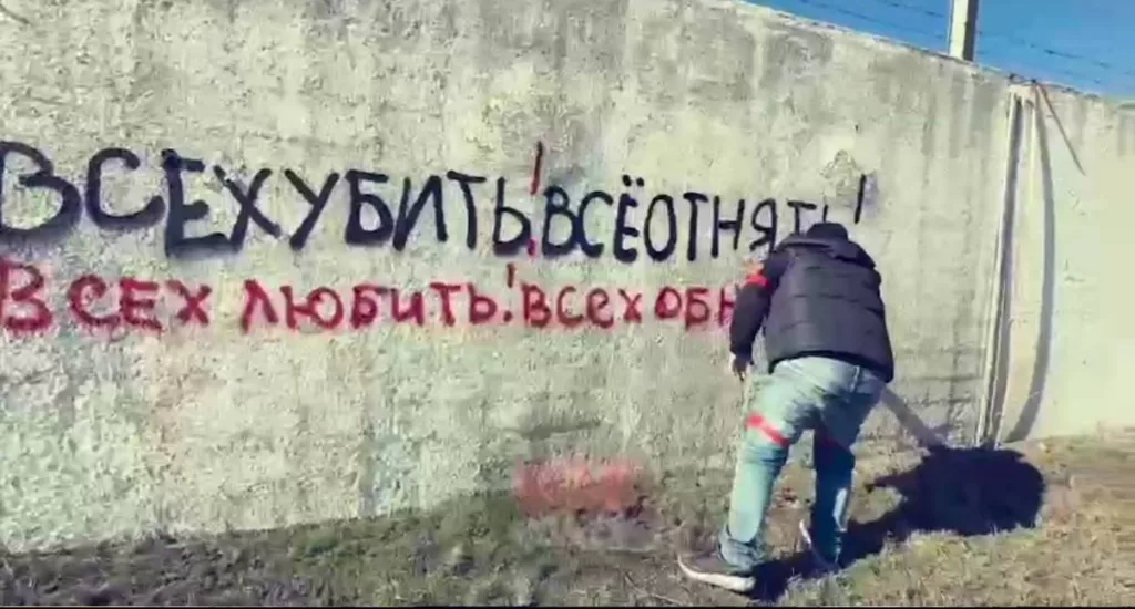 Юрий Подоляка: В Суджу приехал певец Аким Апачев и начал везде оставлять нецензурные надписи баллончиком