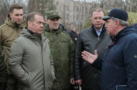 Заместитель председателя Совета безопасности Российской Федерации Дмитрий Медведев ознакомился с разработкой лазерного оружия и другими средствами борьбы с БПЛА