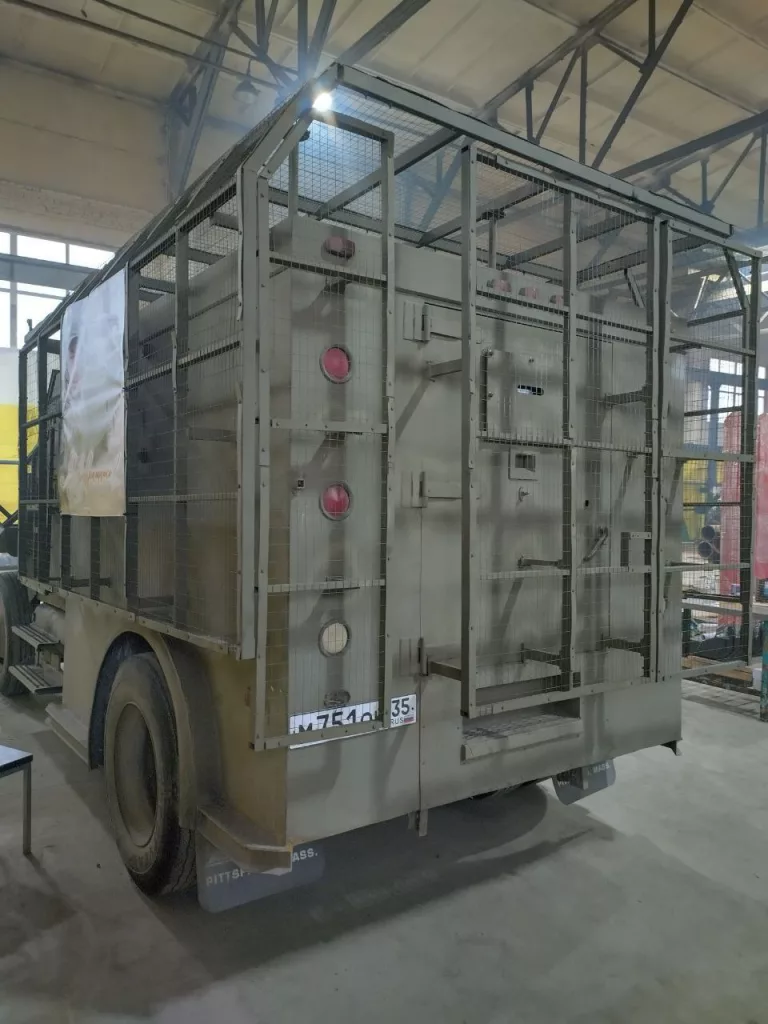 Инкассаторский бронефургон International 4700 Armored Truck, переделанный волонтерами в бронеавтомобиль для нужд российской армии