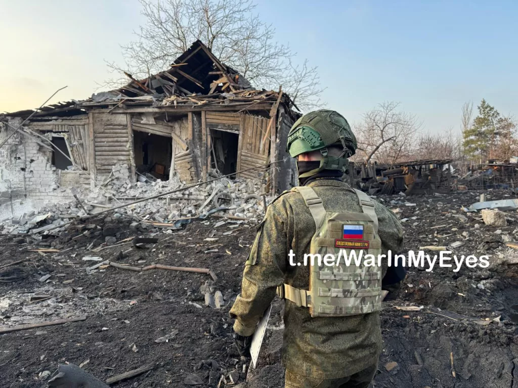 Последствия обстрела Енакиево, поселок Карло-Марксово. Ранения получили женщина с ребенком