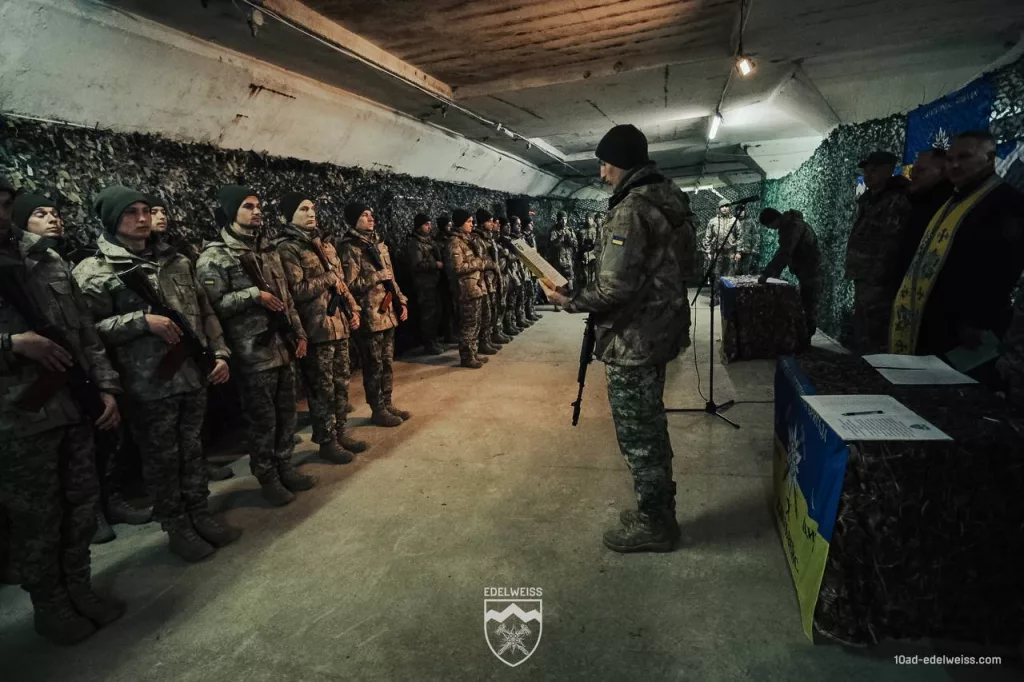 Первые 18-24 летние украинцы, подписавшие контракт на новых условиях с 10-й отдельной горно-штурмовой бригадой ВСУ