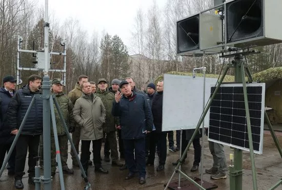 Заместитель председателя Совета безопасности Российской Федерации Дмитрий Медведев ознакомился с разработкой лазерного оружия и другими средствами борьбы с БПЛА