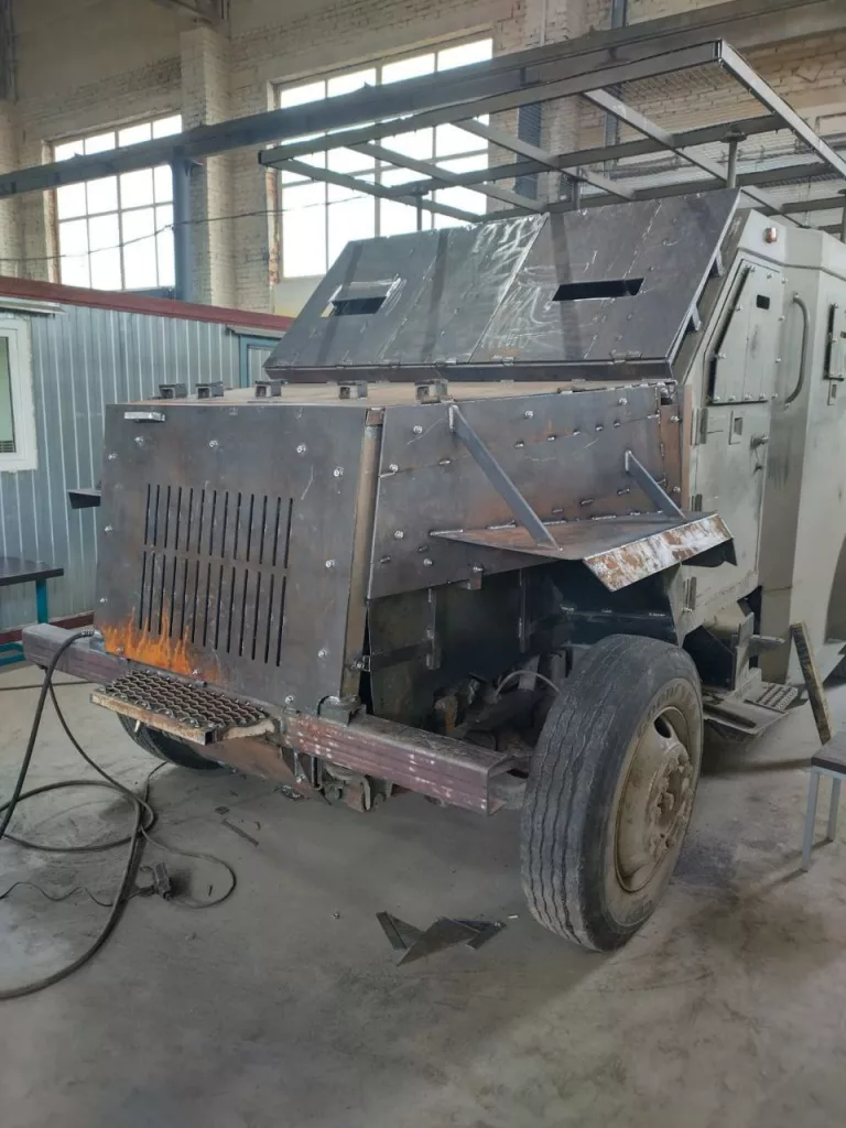 Инкассаторский бронефургон International 4700 Armored Truck, переделанный волонтерами в бронеавтомобиль для нужд российской армии