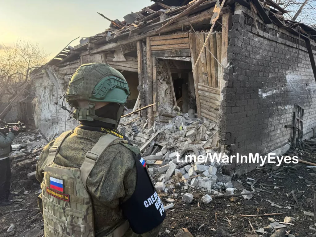 Последствия обстрела Енакиево, поселок Карло-Марксово. Ранения получили женщина с ребенком