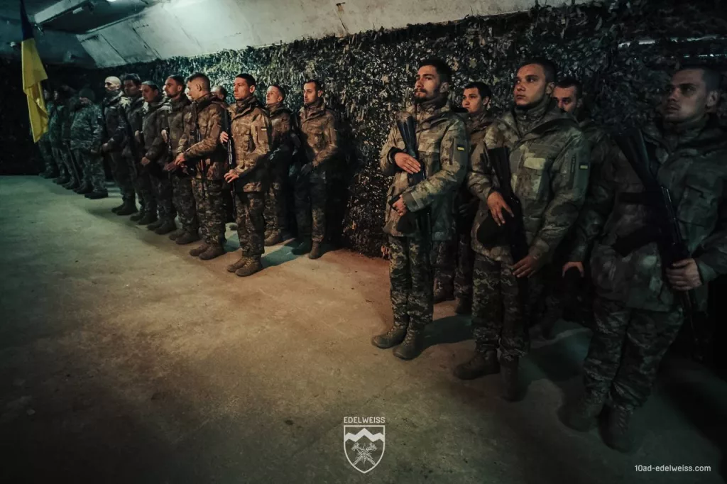 Первые 18-24 летние украинцы, подписавшие контракт на новых условиях с 10-й отдельной горно-штурмовой бригадой ВСУ