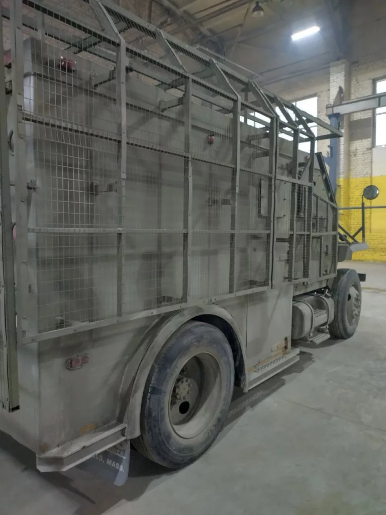Инкассаторский бронефургон International 4700 Armored Truck, переделанный волонтерами в бронеавтомобиль для нужд российской армии