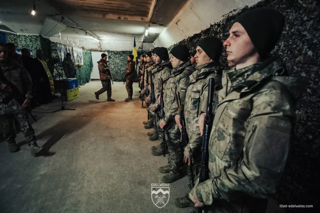 Первые 18-24 летние украинцы, подписавшие контракт на новых условиях с 10-й отдельной горно-штурмовой бригадой ВСУ