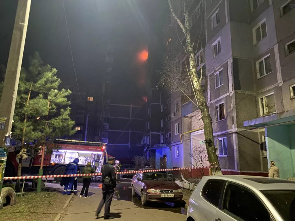 85-летняя женщина погибла в результате массированной атаки ВСУ в Курске. Также пострадали 9 человек, они получили осколочные ранения, черепно-мозговые травмы, ожоги