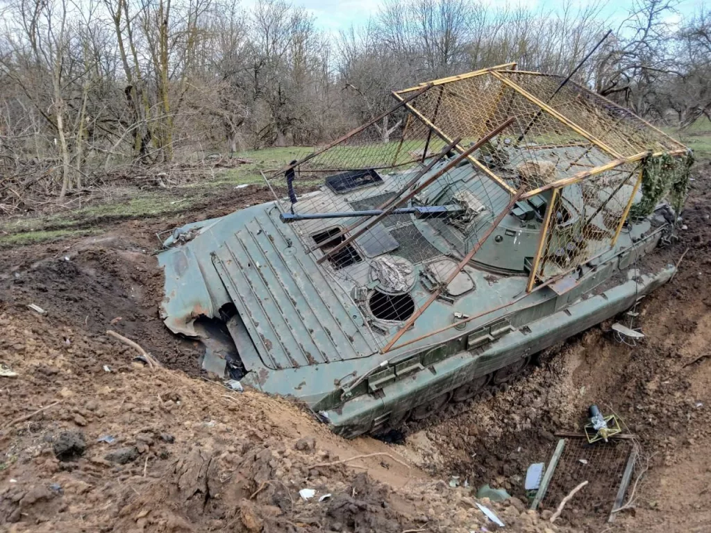 БМП-2 с антидроновым козырьком, действовавшая в составе группировки ВСУ, вторгшейся в Курскую область