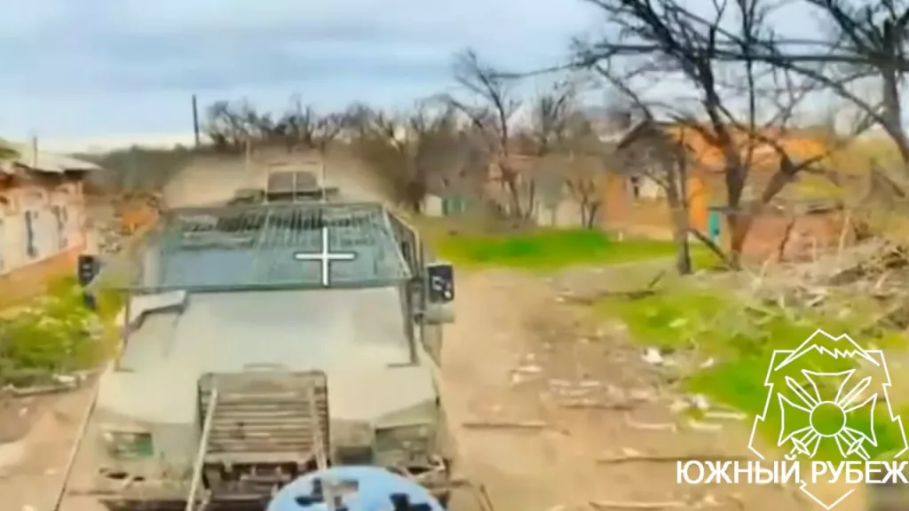 Уничтожение бронеавтомобиля Kirpi и танка Т-64БВ ВСУ на Донбассе ударами FPV-дронов на оптоволокне