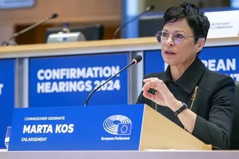 ЕС угрожает президенту Сербии за празднование Победы в Москве