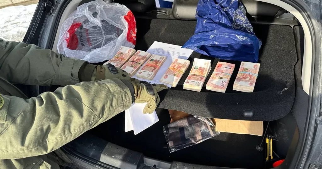 Красные купюры на багажнике: мурманского чиновника обвинили в получении взятки в особо крупном размере