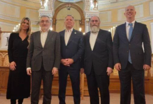 Обратил внимание на фото, на котором Дмитриев здоровается предположительно с женой Уиткоффа